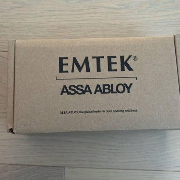 Emtek Assa Abloy - Modern Privacy - Rectangular Octagon Knob US4 - Satin Brass - Picture 2 of 9